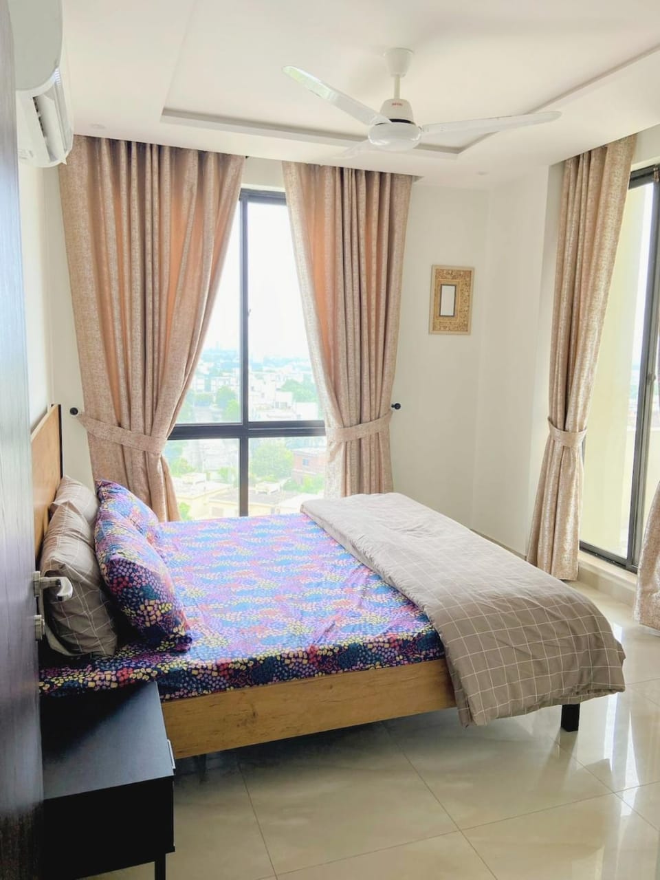 Modern Flat with Lahori Charm & Pool, Gym, Cinema, Gulberg, Zameen Aurum Apartment in Lahore