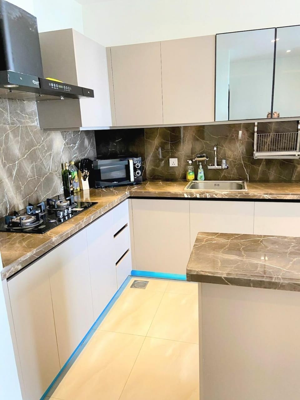 Modern Flat with Lahori Charm & Pool, Gym, Cinema, Gulberg, Zameen Aurum Apartment in Lahore