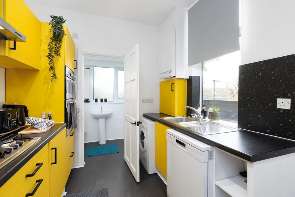 Kitchen or kitchenette, dishwasher, stove