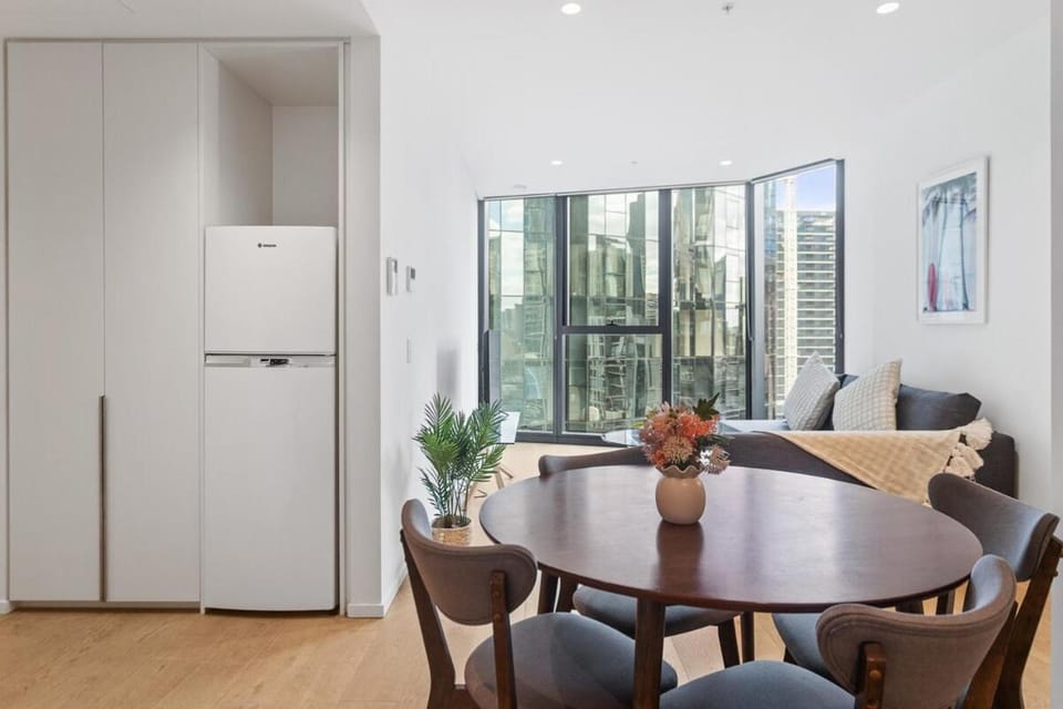 910SD City View Abnb-Style 1BR With 5 Min Walk To Tram, Step To Woolworths Apartment in Southbank