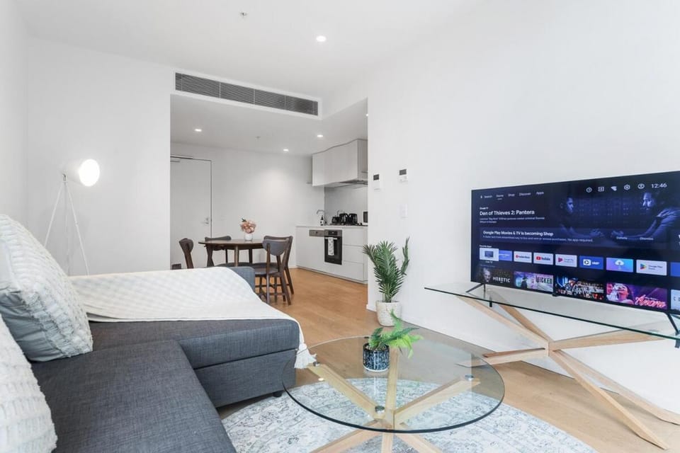 910SD City View Abnb-Style 1BR With 5 Min Walk To Tram, Step To Woolworths Apartment in Southbank