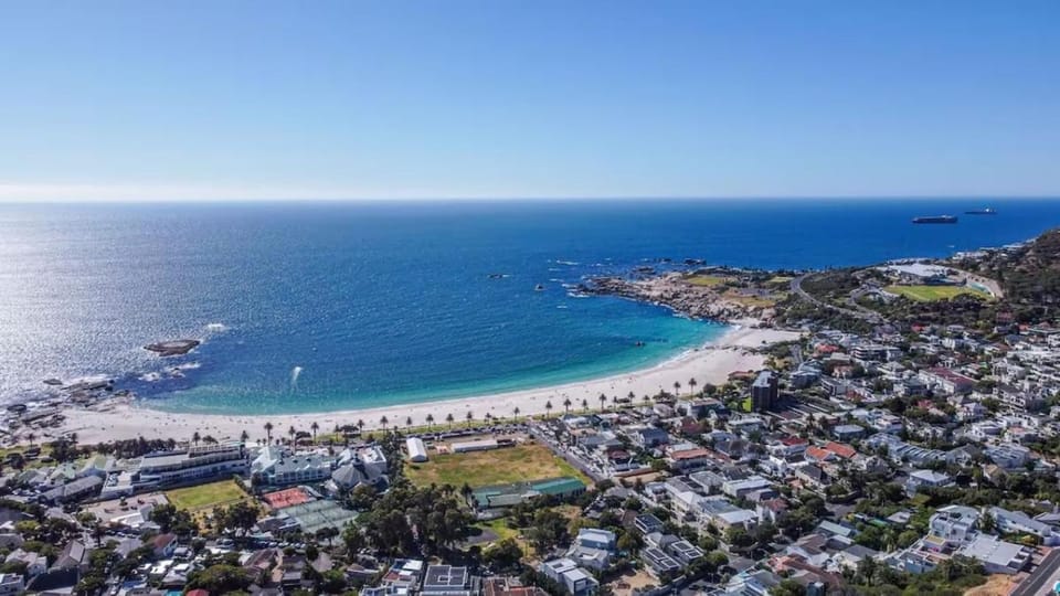 Jetliner Camps Bay Postcard Panorama Views Apartment in Cape Town