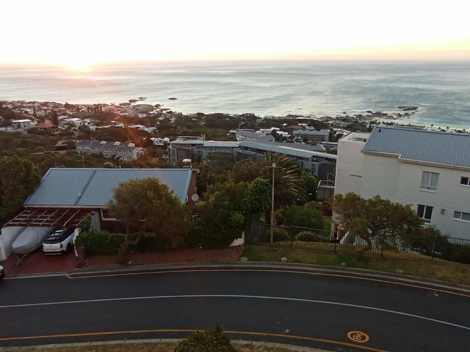 Jetliner Camps Bay Postcard Panorama Views Apartment in Cape Town