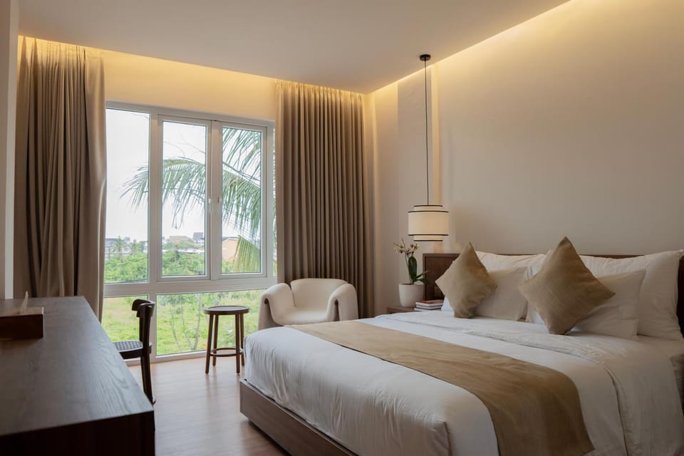 Bed, Photo of the whole room, Seating area, Bedroom