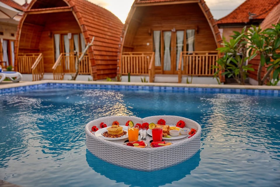 Food and drinks, Food, Swimming pool