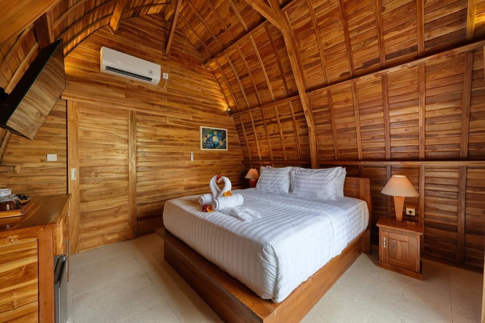 Bed, Photo of the whole room, Bedroom, towels, air conditioner