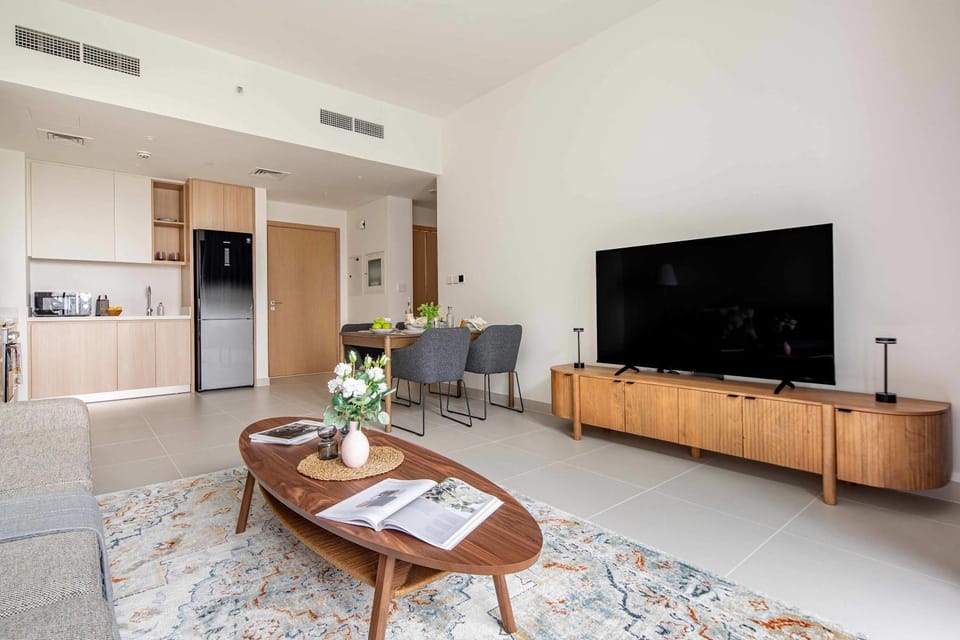 TV and multimedia, Kitchen or kitchenette, Living room, Seating area, Dining area