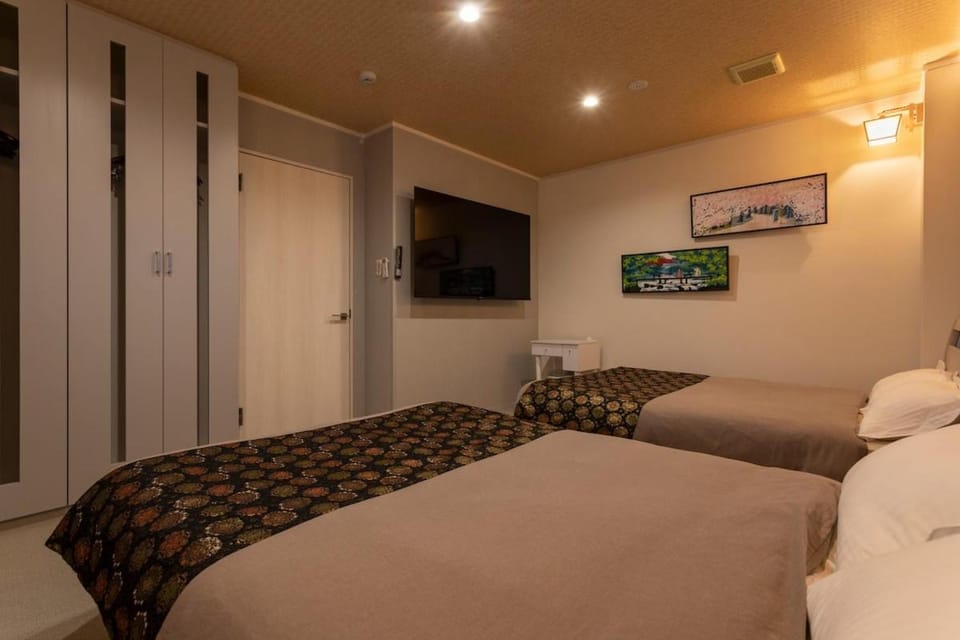 Bed, TV and multimedia, Photo of the whole room, Bedroom
