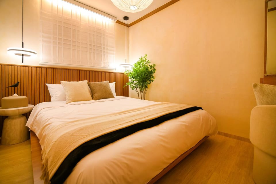 Photo of the whole room, Bedroom