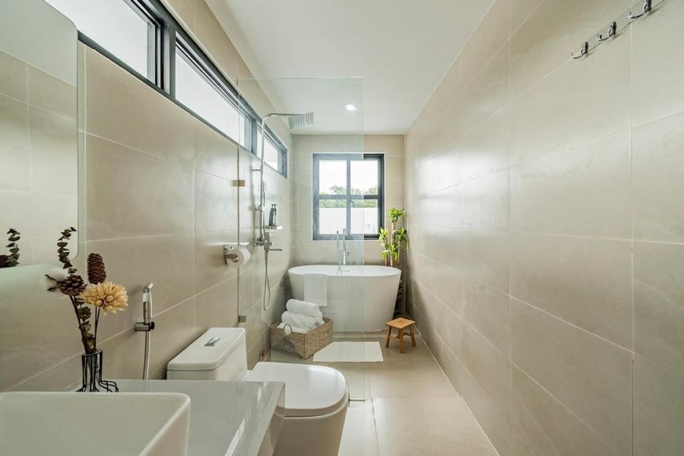 Shower, Toilet, Bathroom, Bath, bidet, towels