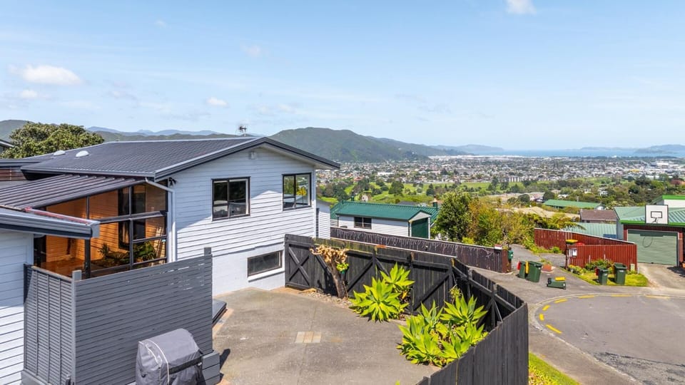 Opulent Haven, Designer Luxury, Expansive Space House in Lower Hutt