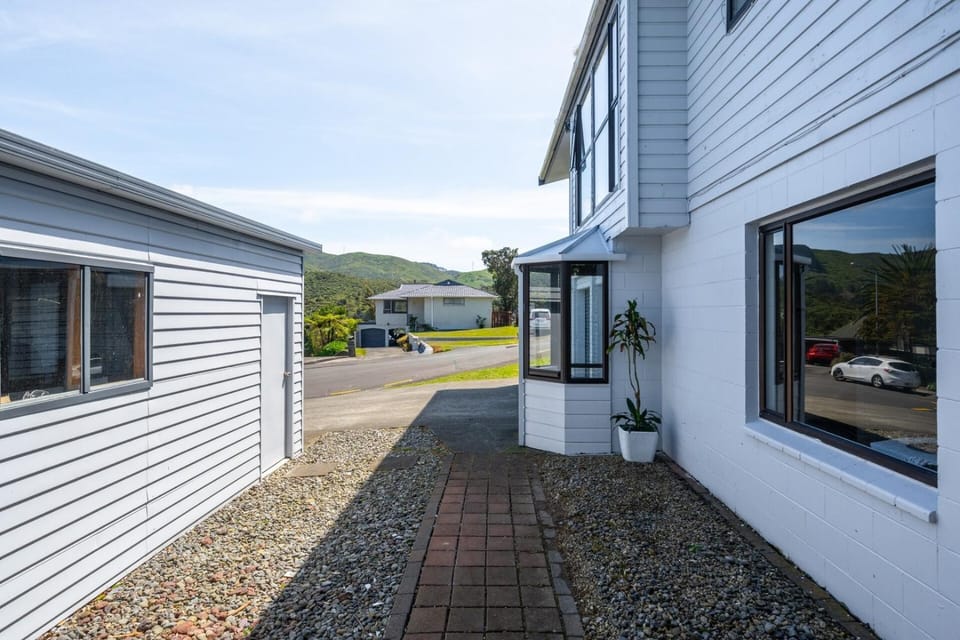 Opulent Haven, Designer Luxury, Expansive Space House in Lower Hutt