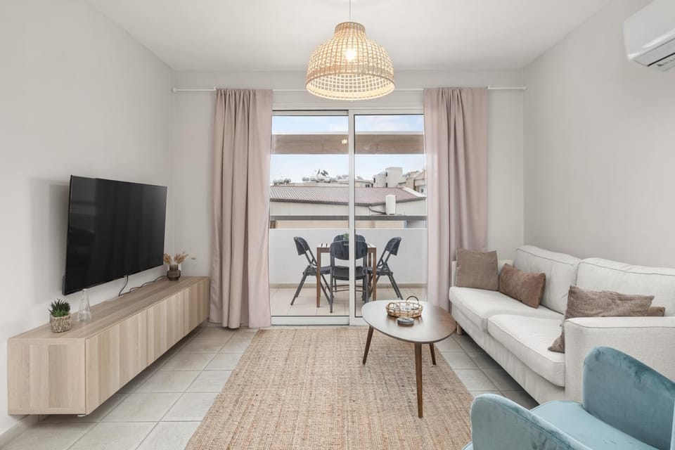 TV and multimedia, Living room, Seating area, Dining area, air conditioner