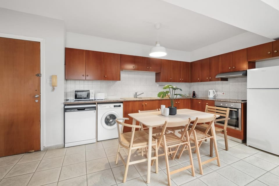 Kitchen or kitchenette, Dining area, dishwasher, oven, stove, toaster, washing machine
