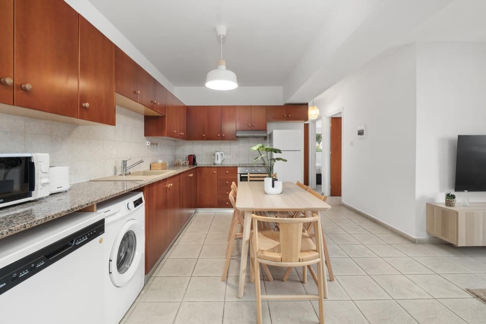TV and multimedia, Kitchen or kitchenette, Living room, Seating area, Dining area, dishwasher, oven, stove, toaster, washing machine, dryer