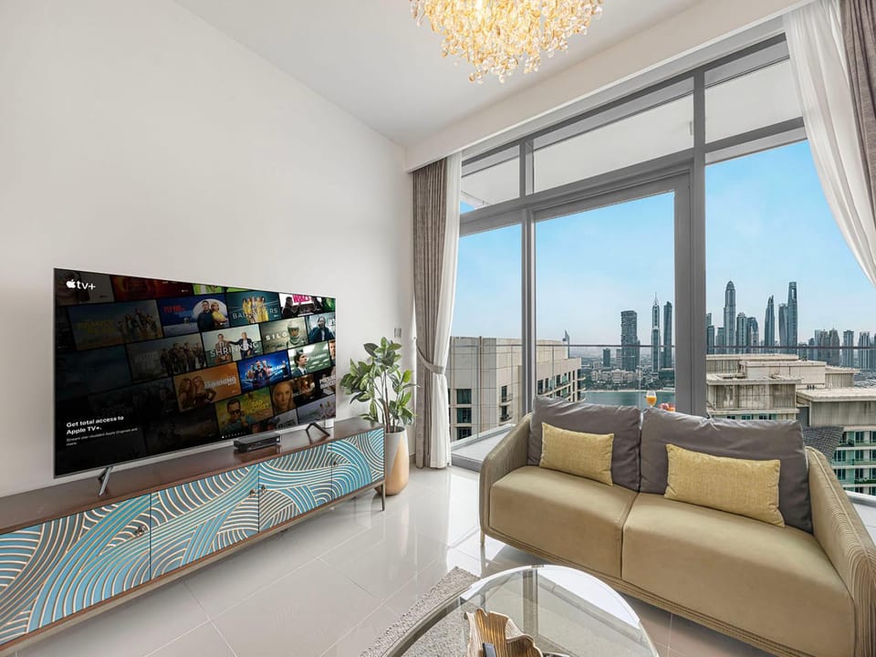 Communal lounge/ TV room, Day, TV and multimedia, View (from property/room), Living room, Seating area, City view