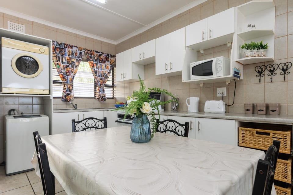 Kitchen or kitchenette, washing machine, dryer