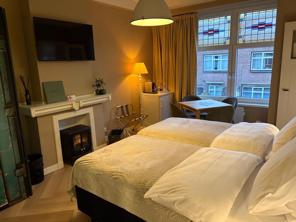 Bed, TV and multimedia, Bedroom