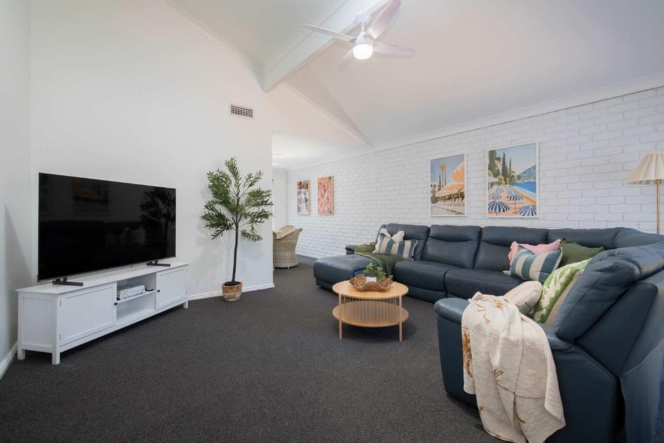SeaBreeze at Ettalong Spacious Coastal Retreat House in Central Coast
