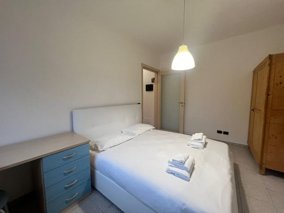 Property building, Facade/entrance, Bed, Photo of the whole room, Bedroom, towels