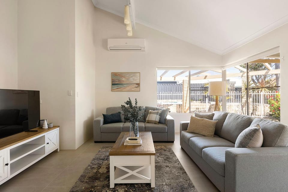 Broadbeach Retreat - 300m walk to the beach House in Perth
