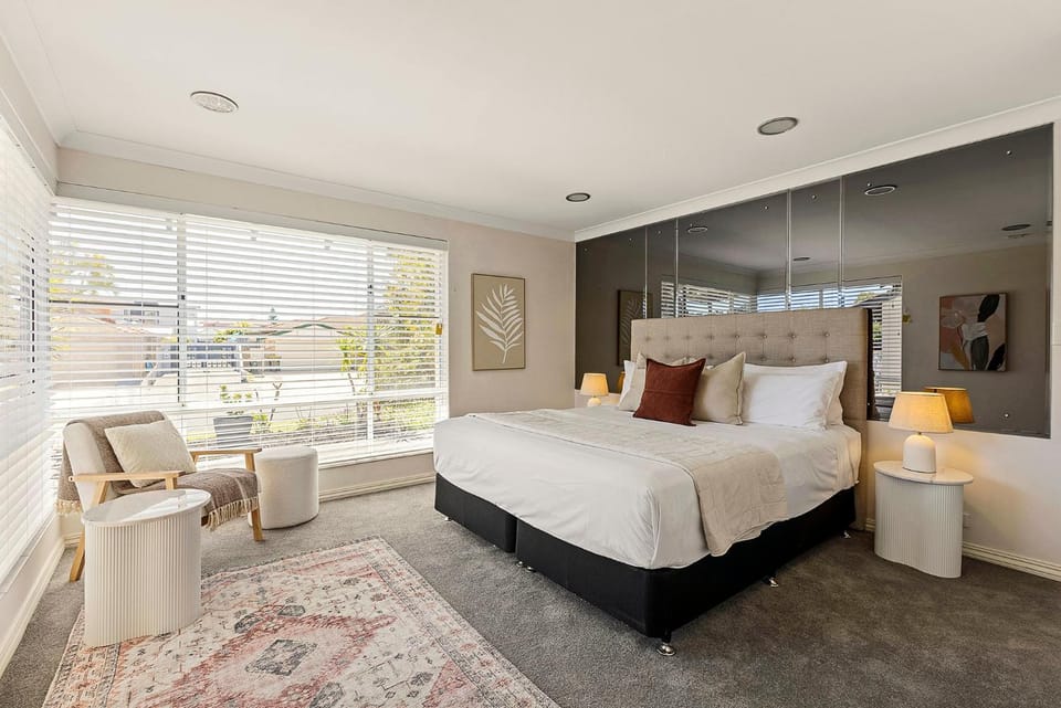 Broadbeach Retreat - 300m walk to the beach House in Perth