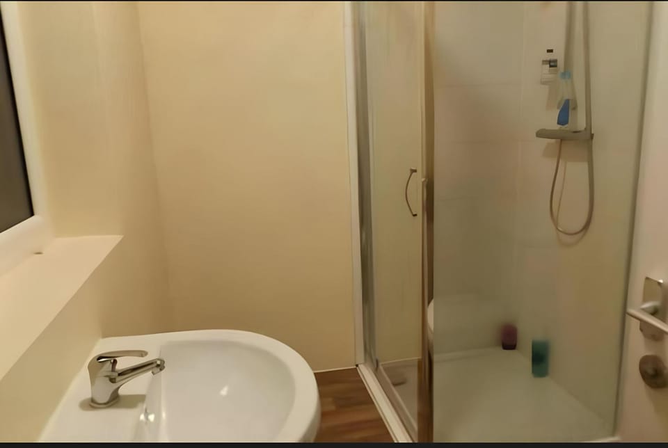 Shower, Toilet