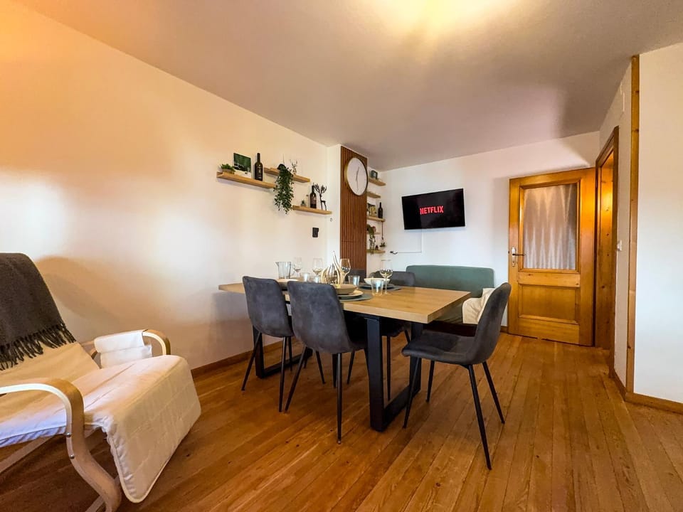 Bed, TV and multimedia, Living room, Photo of the whole room, Seating area, Dining area