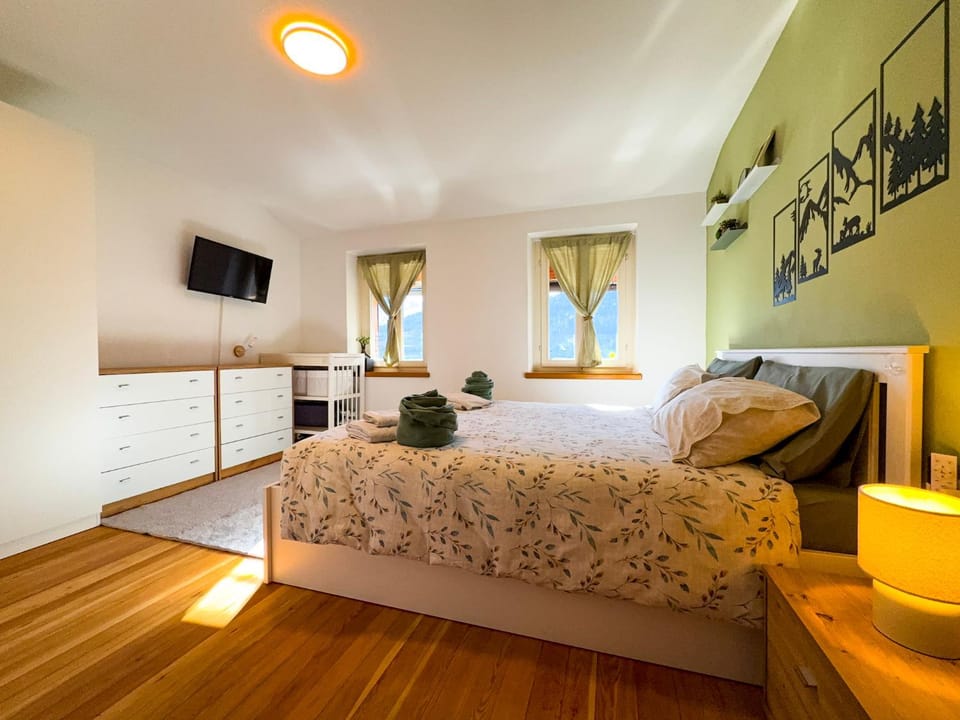 Bed, TV and multimedia, Photo of the whole room, Bedroom