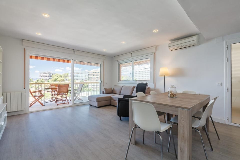 Living room, Dining area, air conditioner