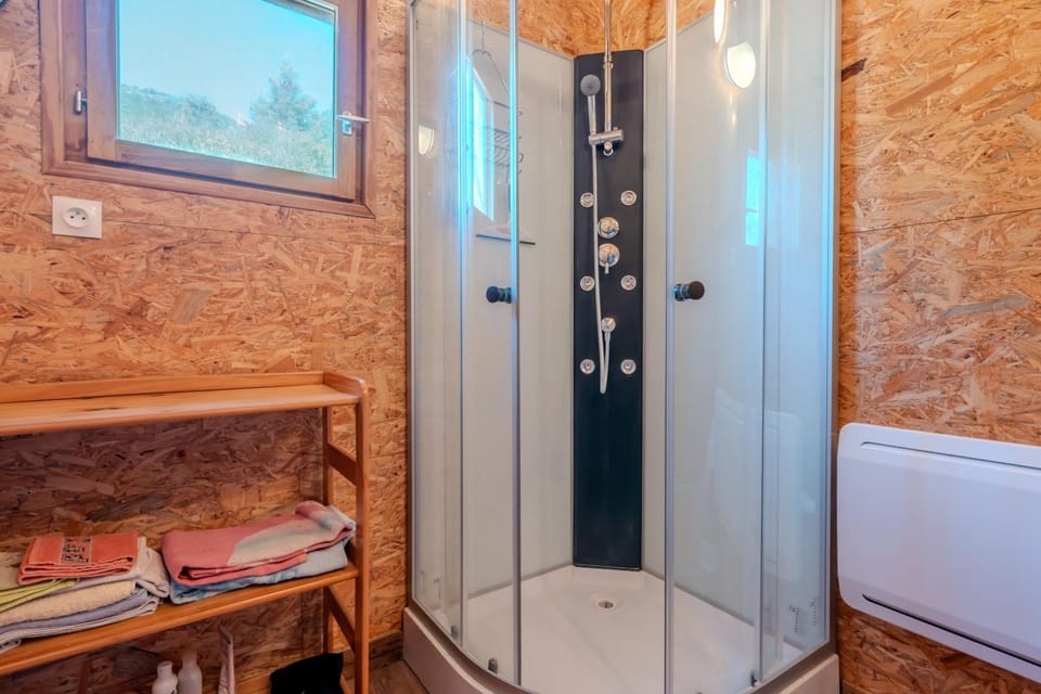 La Yourte Des Abeilles Campground/ 
RV Resort in Provence