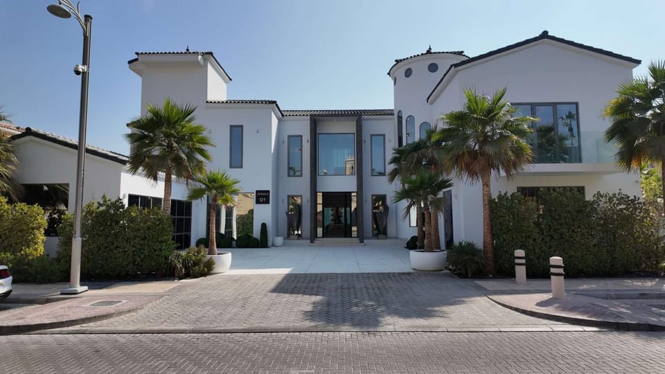 Signature Palm Villa Frond D 6BDR Private Pool Villa in Dubai