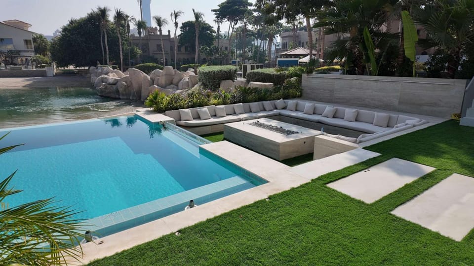 Signature Palm Villa Frond D 6BDR Private Pool Villa in Dubai