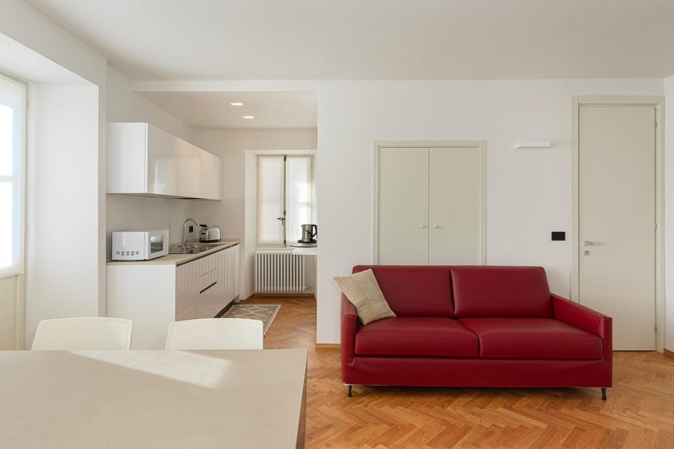 Kitchen or kitchenette, Dining area, stove