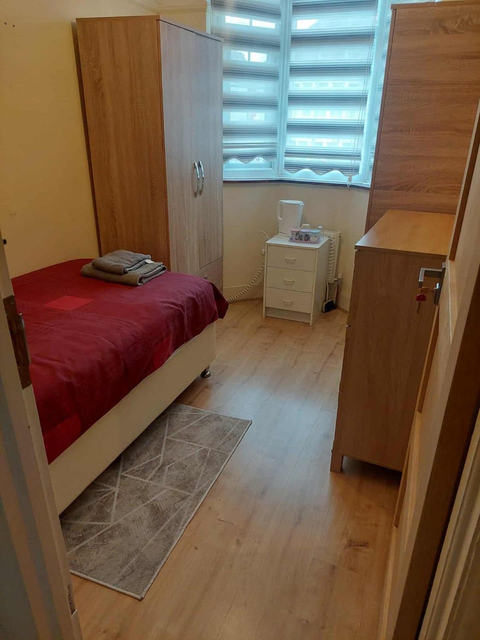 Photo of the whole room, Bedroom