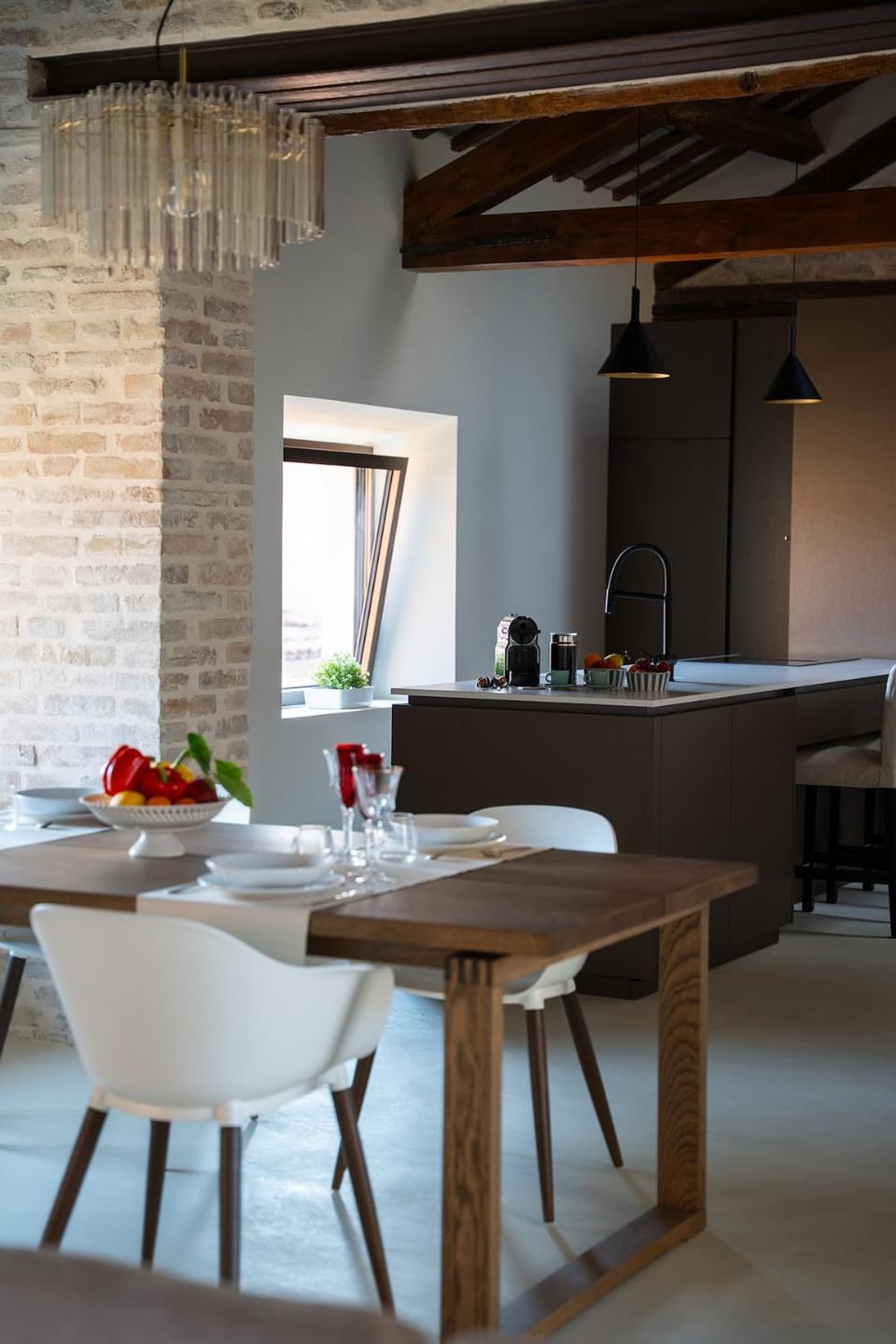 Kitchen or kitchenette, Dining area