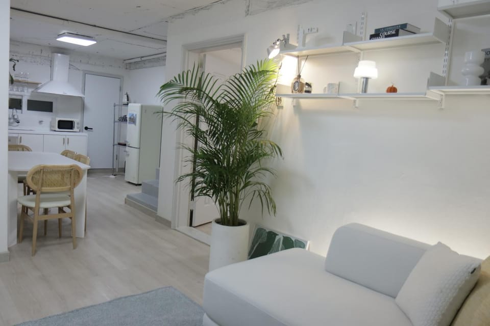 TV and multimedia, Kitchen or kitchenette, Living room, Seating area, Dining area