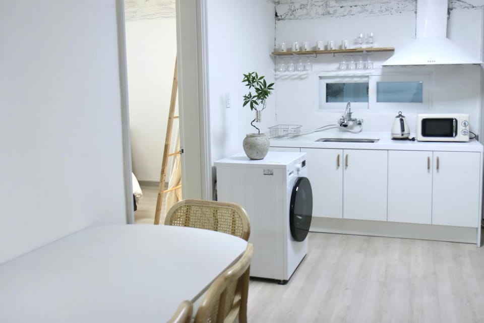 Kitchen or kitchenette, Dining area, oven