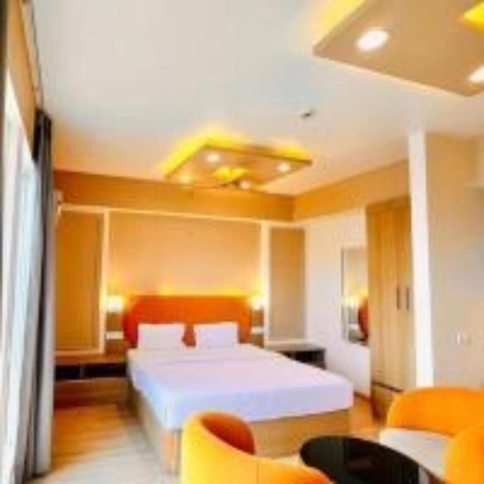 Bed, Photo of the whole room, Seating area, Bedroom