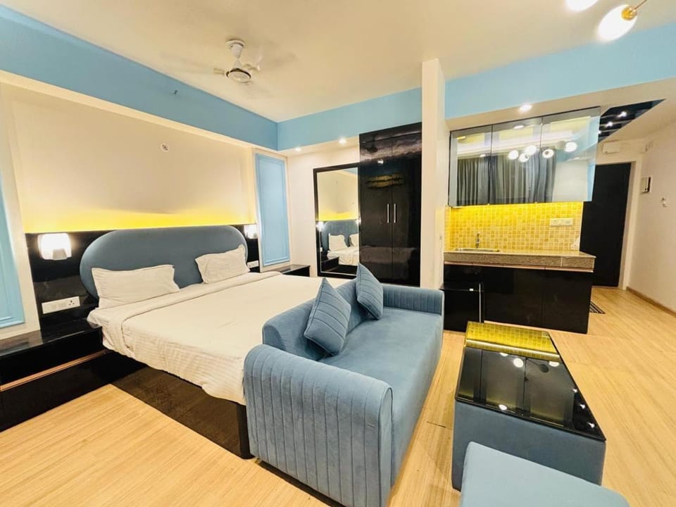 Bed, Photo of the whole room, Seating area, Bedroom