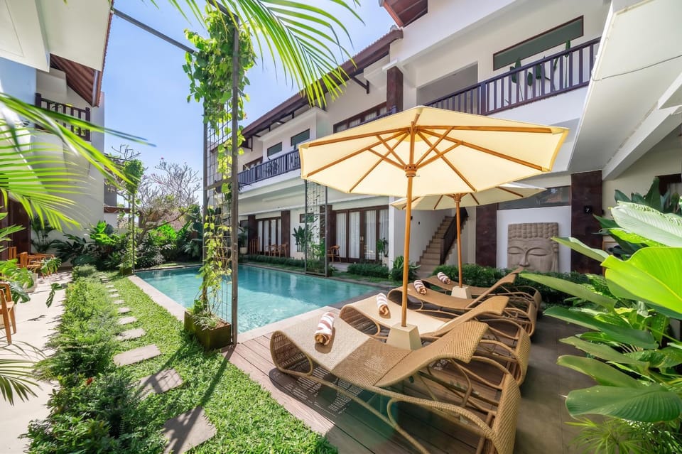 Property building, Patio, Swimming pool, Swimming pool, sunbed