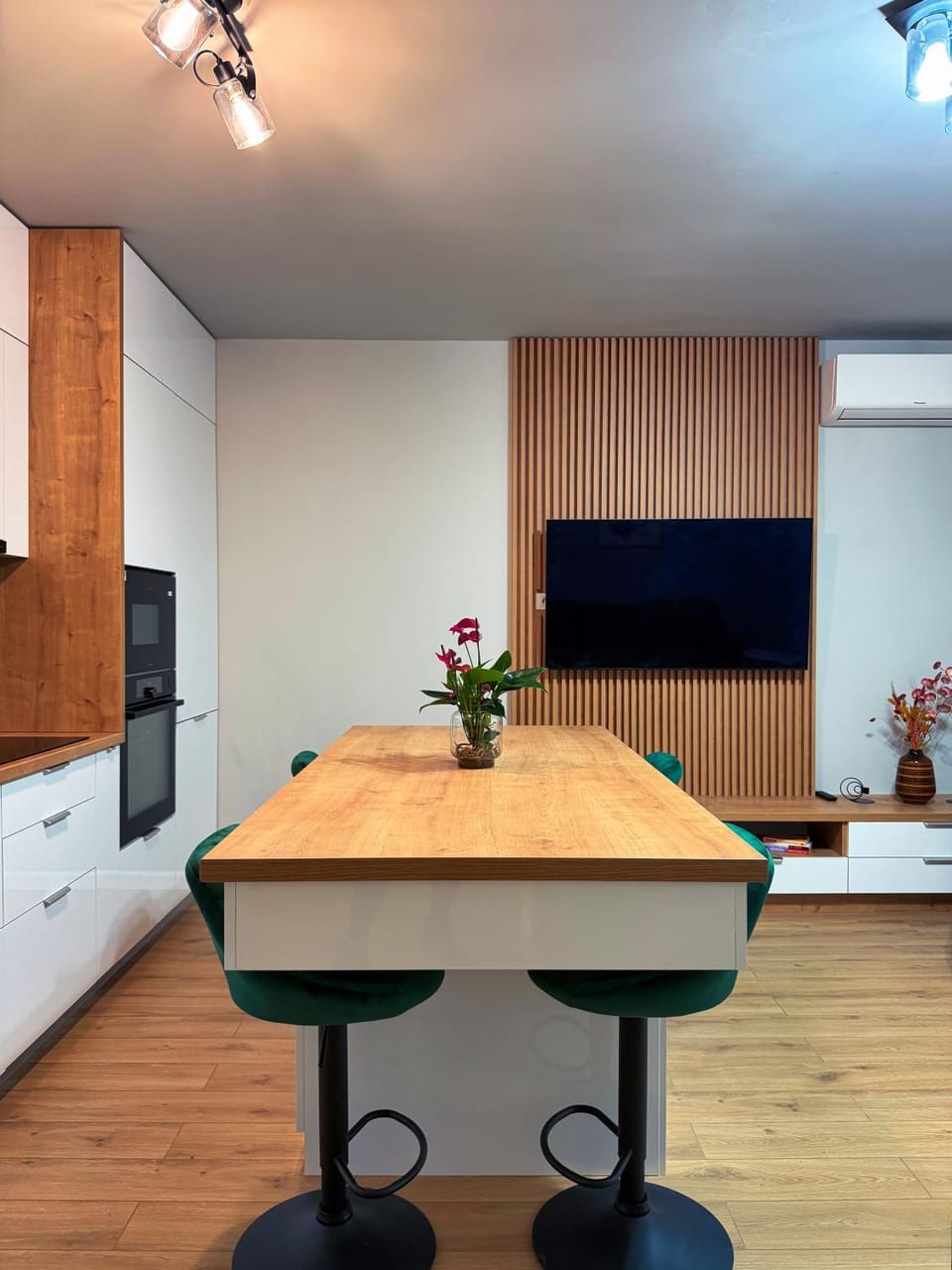 TV and multimedia, Kitchen or kitchenette, Dining area