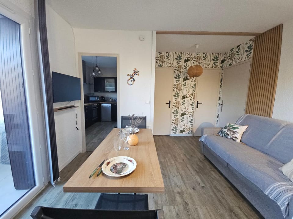 Nouveau-Charmant T1 rénové, Balcon vue sur la garrigue Apartment in Gréoux-les-Bains