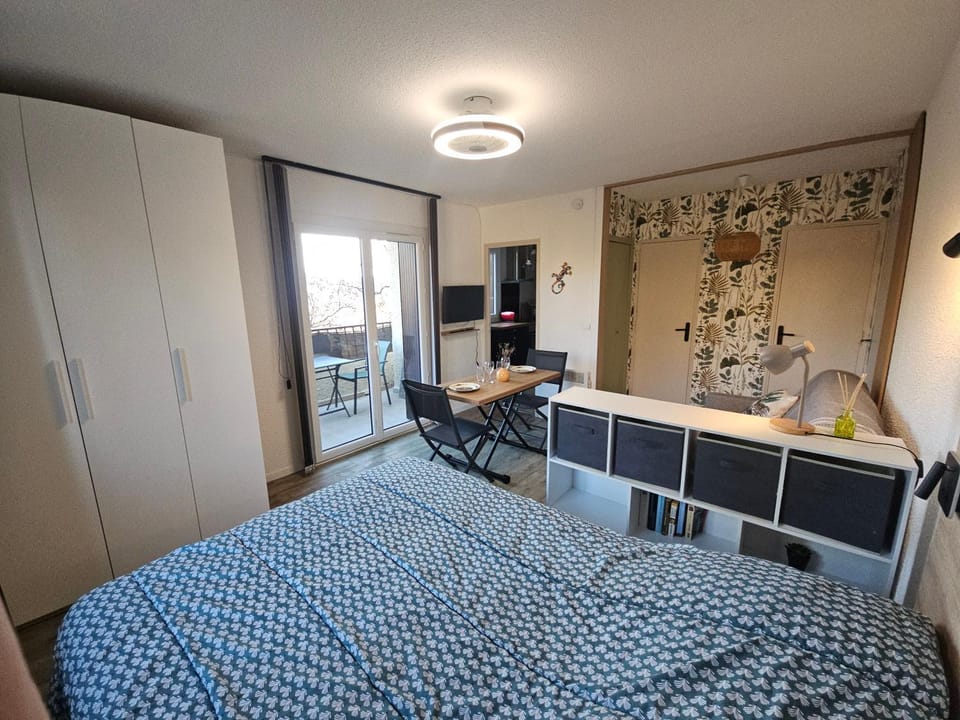 Nouveau-Charmant T1 rénové, Balcon vue sur la garrigue Apartment in Gréoux-les-Bains