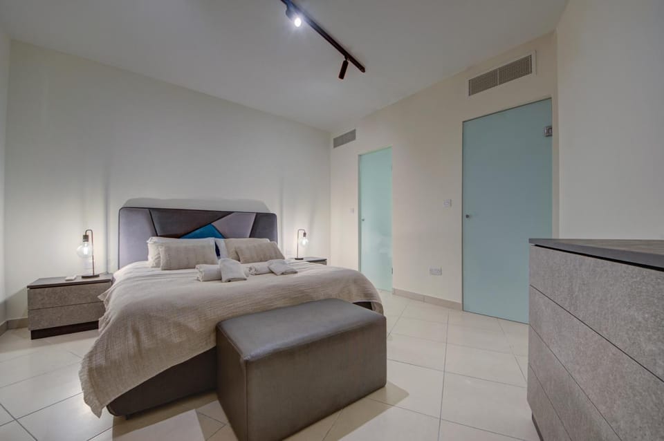 Bright 1BR in the Heart of St Julians Apartment in Saint Julians