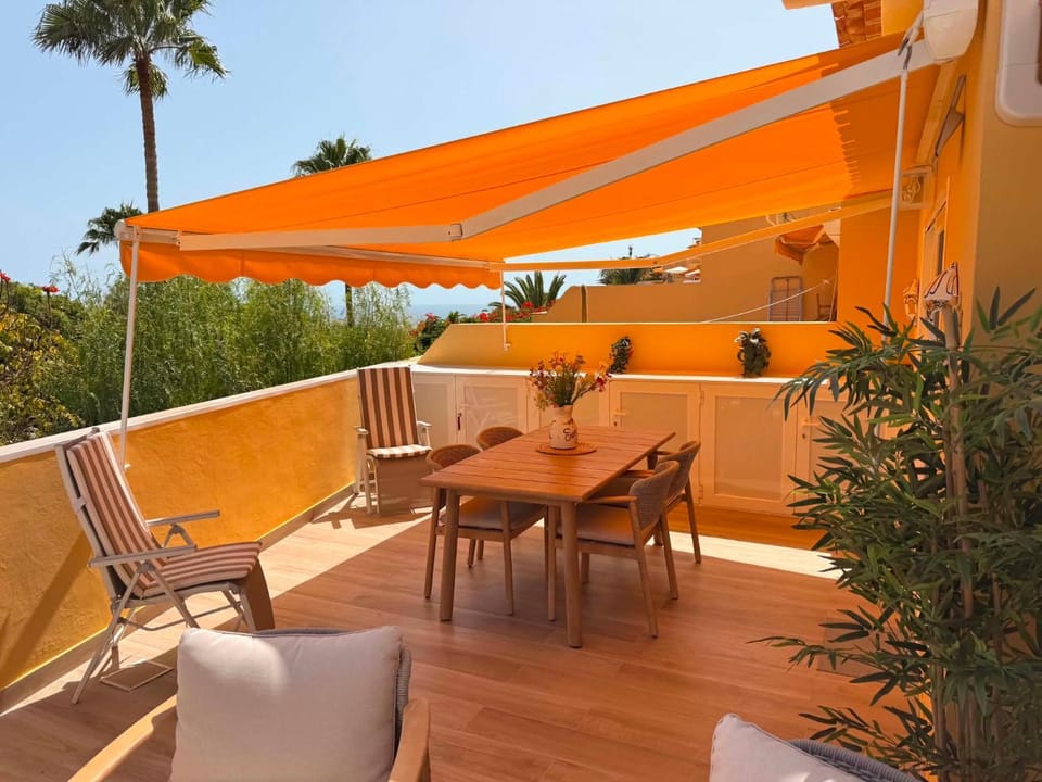 Day, Balcony/Terrace, Seating area, Dining area