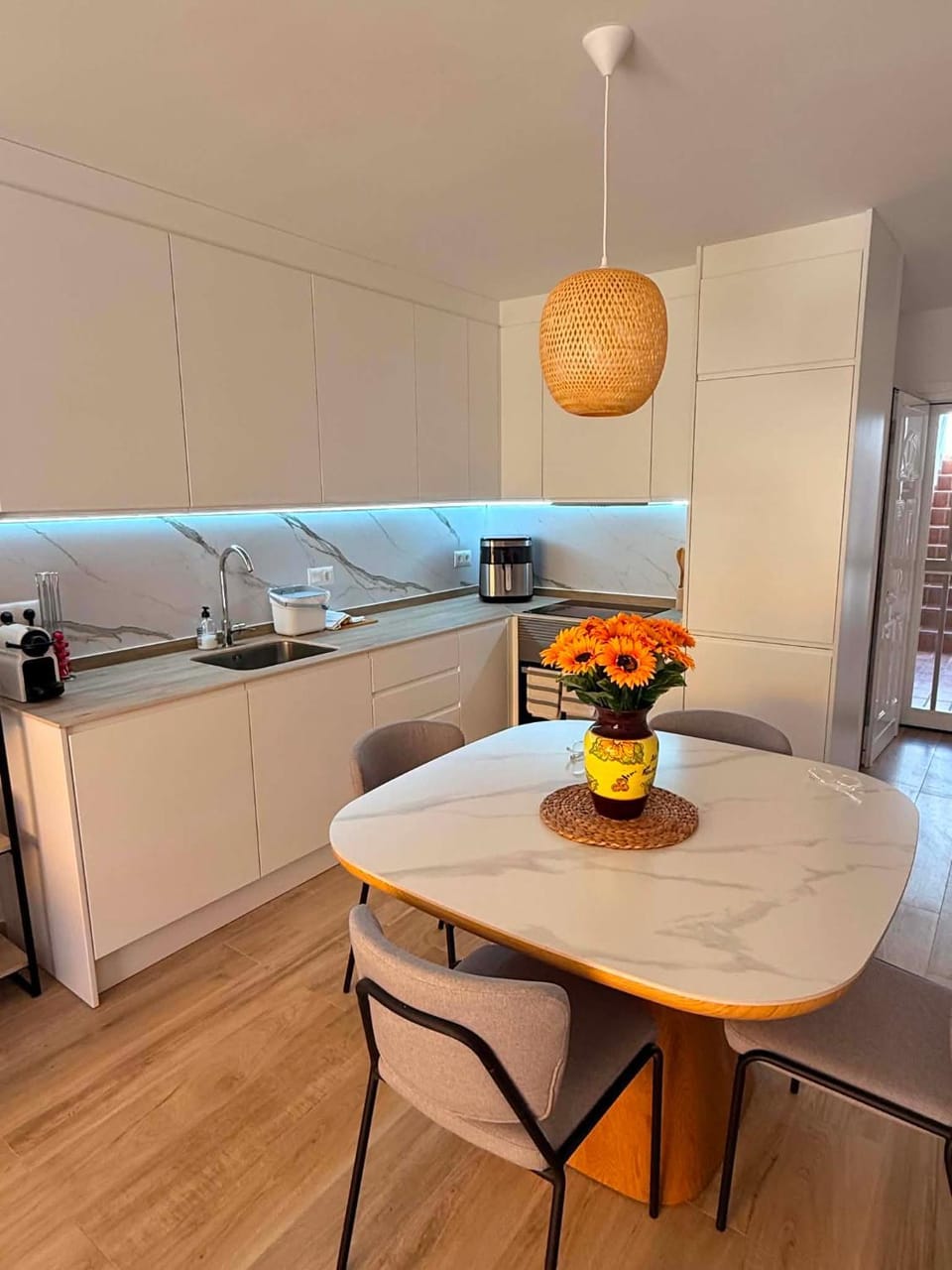 Coffee/tea facilities, Kitchen or kitchenette, Dining area, stove, toaster, kitchen