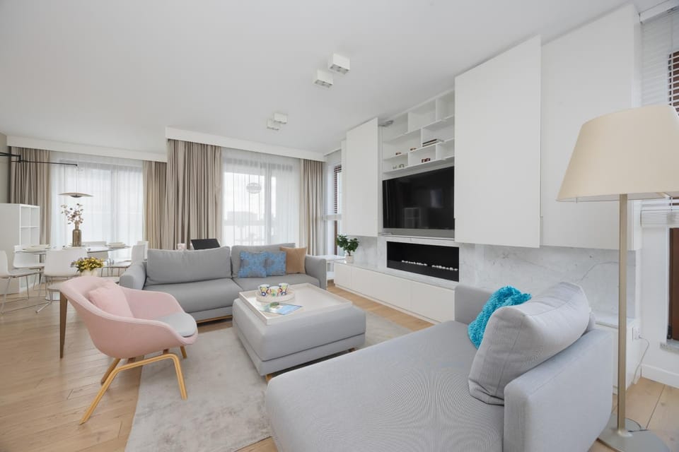 TV and multimedia, Living room, Seating area, Evening entertainment