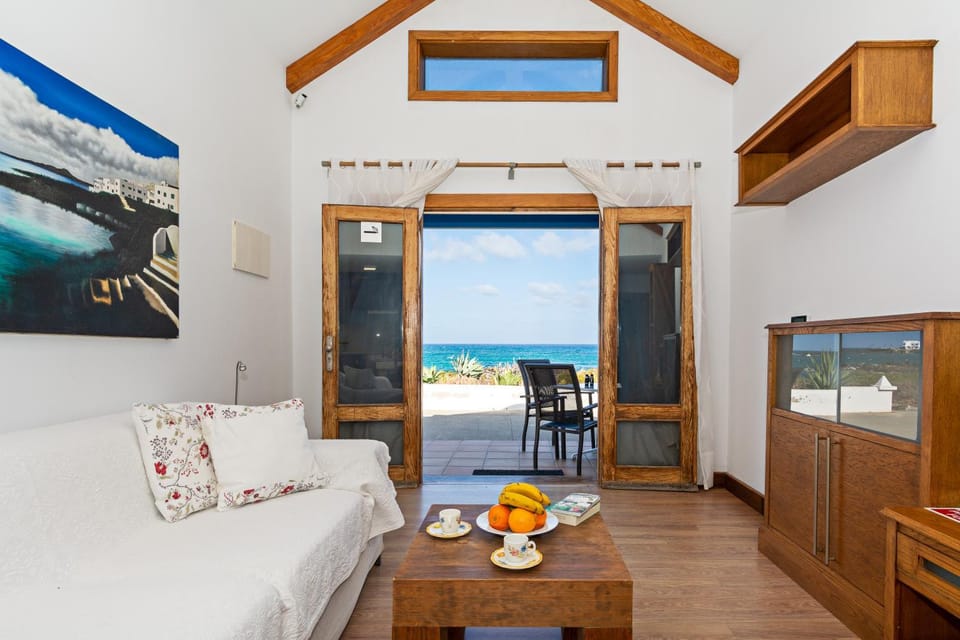 Natural landscape, Living room, Food and drinks, Photo of the whole room, Seating area, Dining area, Sea view