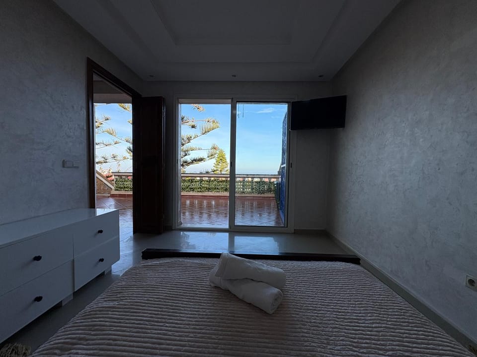 Bed, TV and multimedia, Photo of the whole room, Bedroom, towels